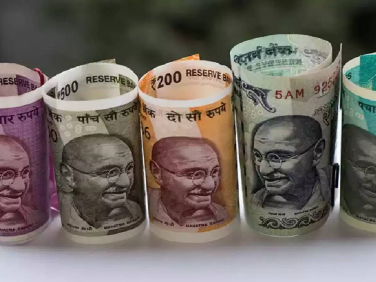 Indian 桌布 壁紙 — 捲起的印度盧比紙幣，上面有聖雄甘地的肖像，整齊排列在白色表面上。