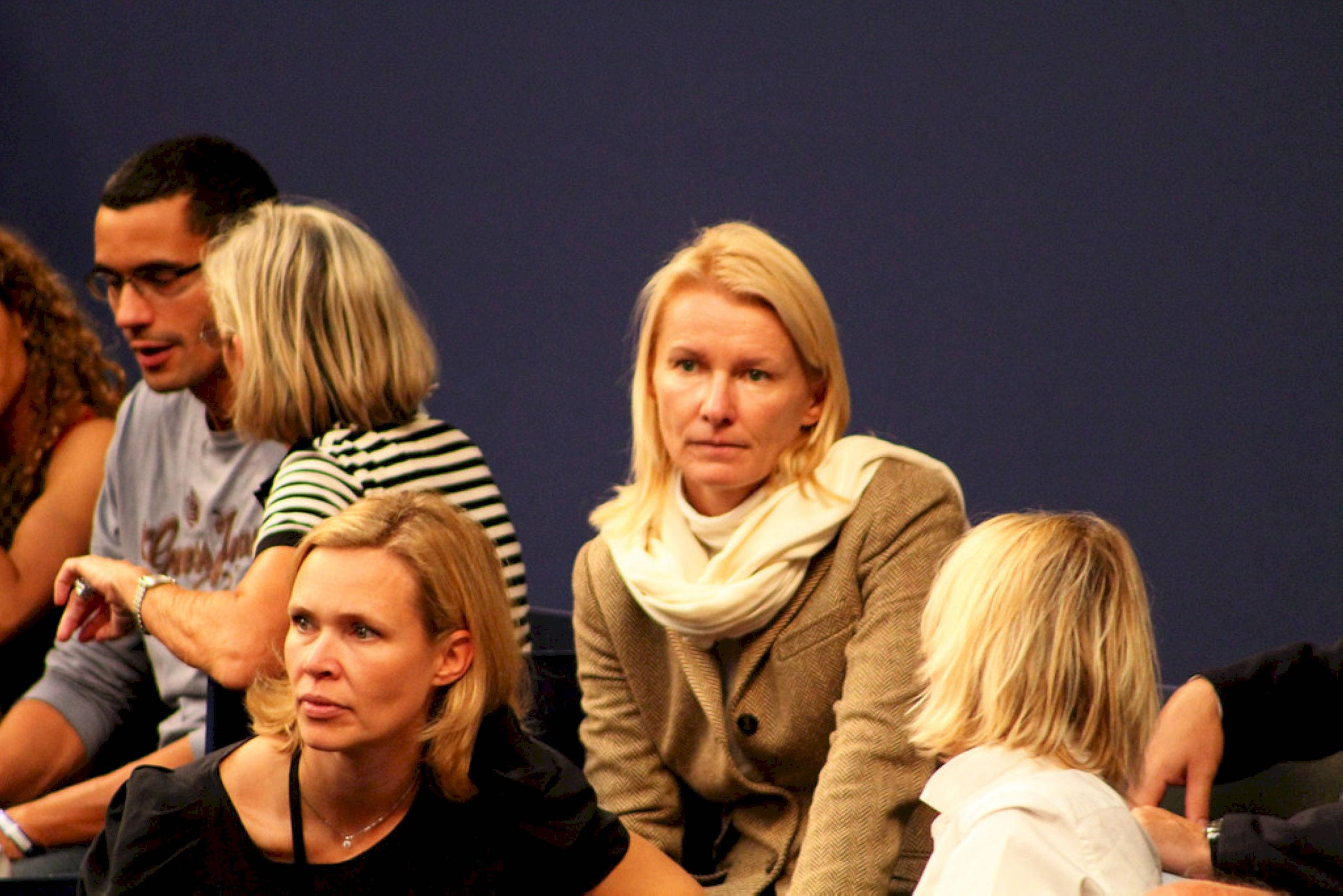 捷克網球名將 Jana Novotna 與其他人士 壁紙 — 觀眾在昏暗的房間裡專注地看著簡報，表情嚴肅。