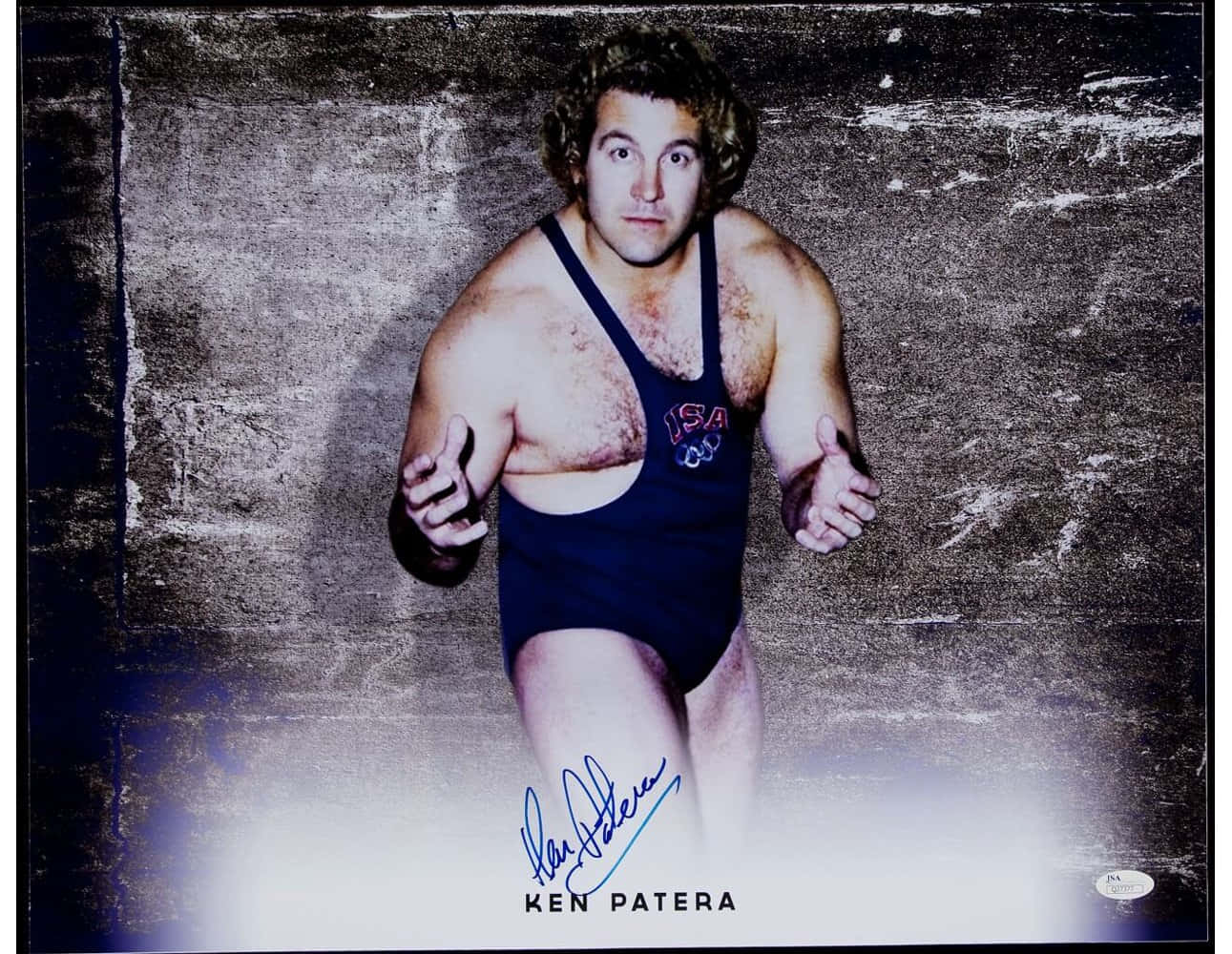 Ken Patera 身穿藍色美國摔角緊身衣，下方有簽名和名字。