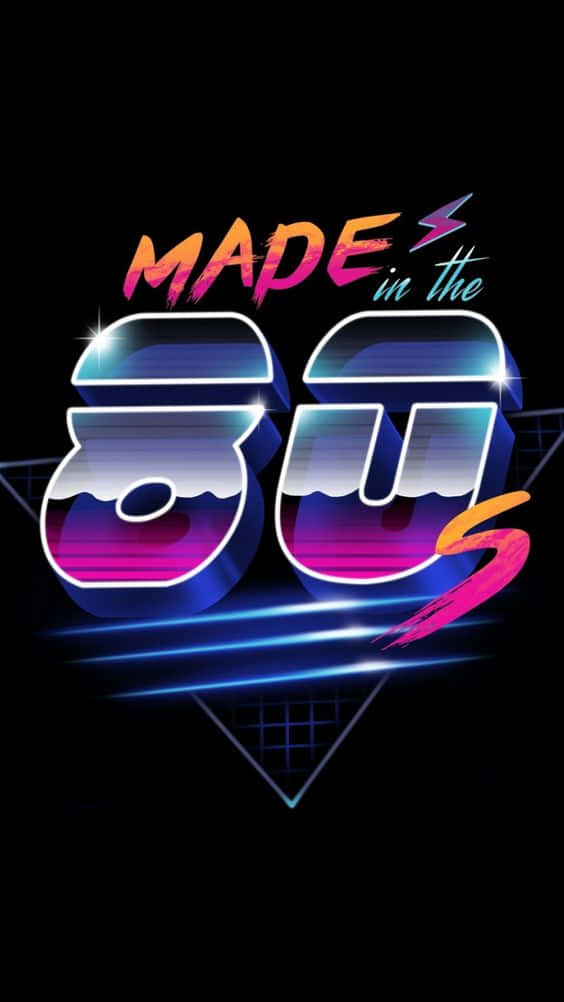 掀起21世紀科技革命的80年代iPhone 壁紙 — 充滿活力的霓虹文字「MADE in the 80s」在黑色背景上以電光藍和洋紅色漸變發光，並帶有幾何網格裝飾。