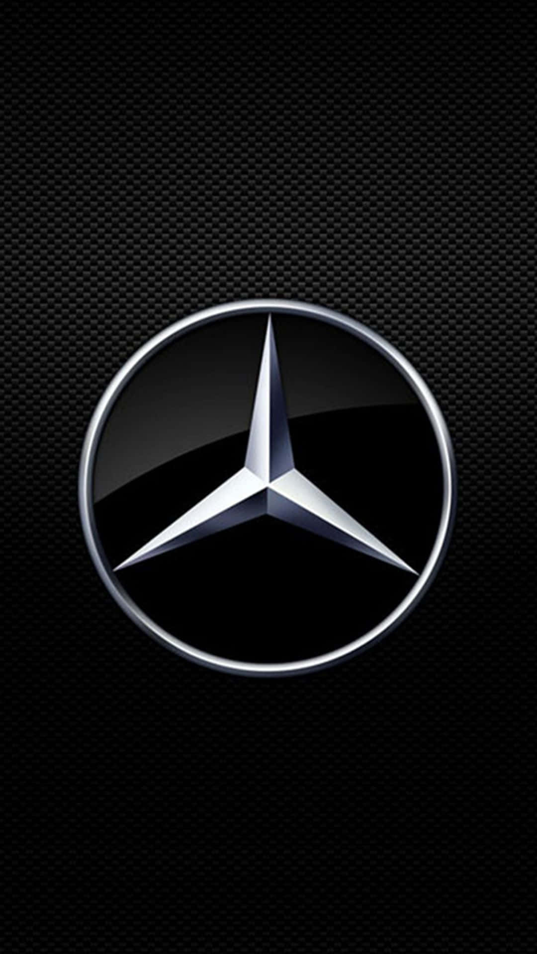 黑色碳纖維紋理上的閃亮 Mercedes-Benz 標誌。