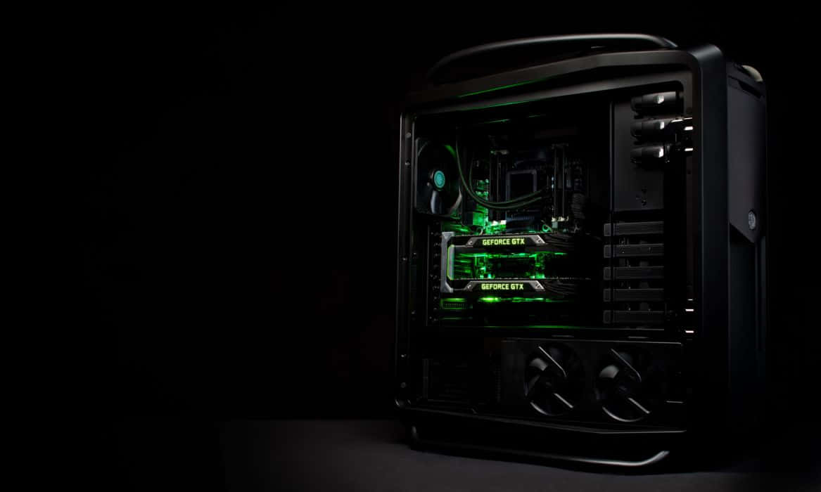 黑色電腦機箱，帶有綠色內部照明和 GeForce GTX 顯示卡。