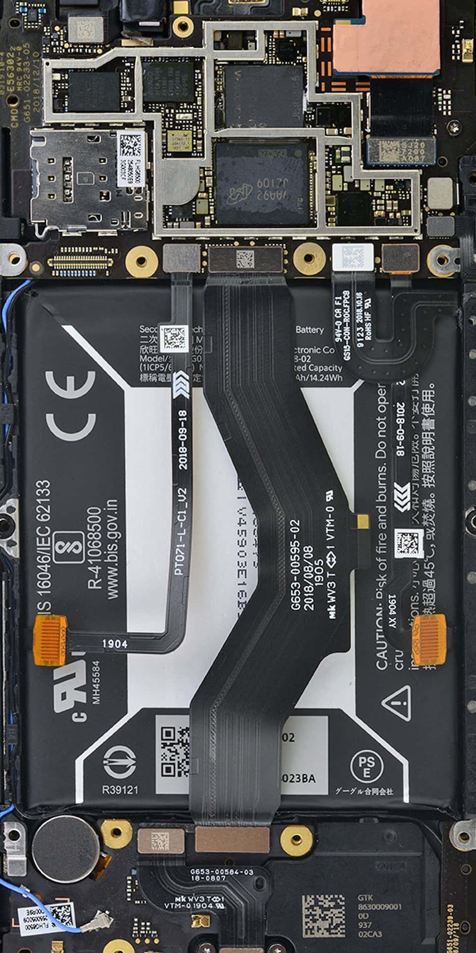 智能手機內部視圖，顯示電池和電路板組件。