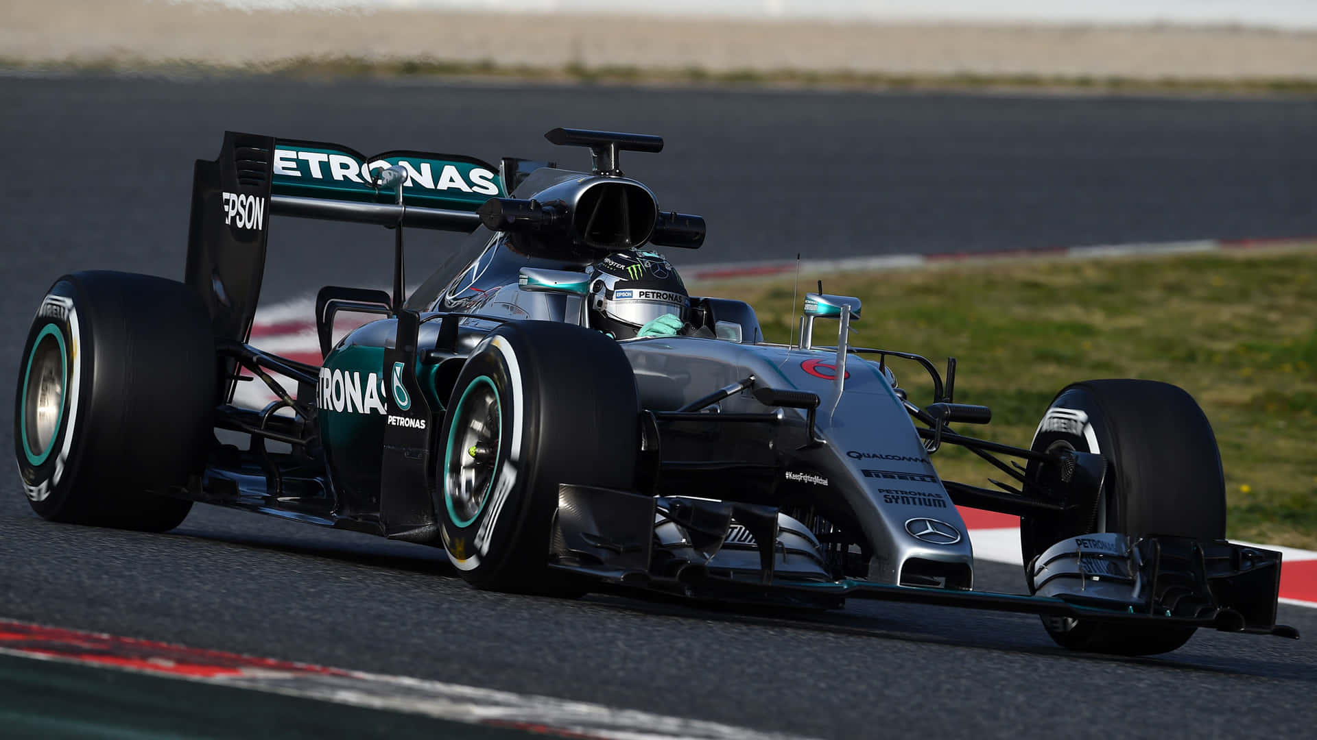 掌控賽道，挑戰未知邊緣 — F1 2016 壁紙 — 一輛流線型的銀色和藍綠色一級方程式賽車在明亮的日光下，沿著設有紅色和白色路緣的賽道疾馳。