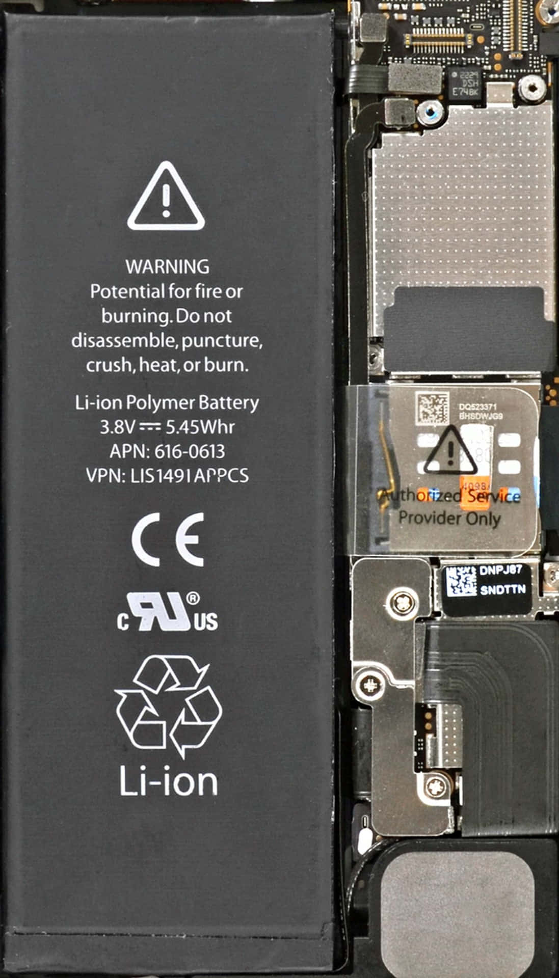 帶有安全警告標籤的 iPhone 電池和電路板。