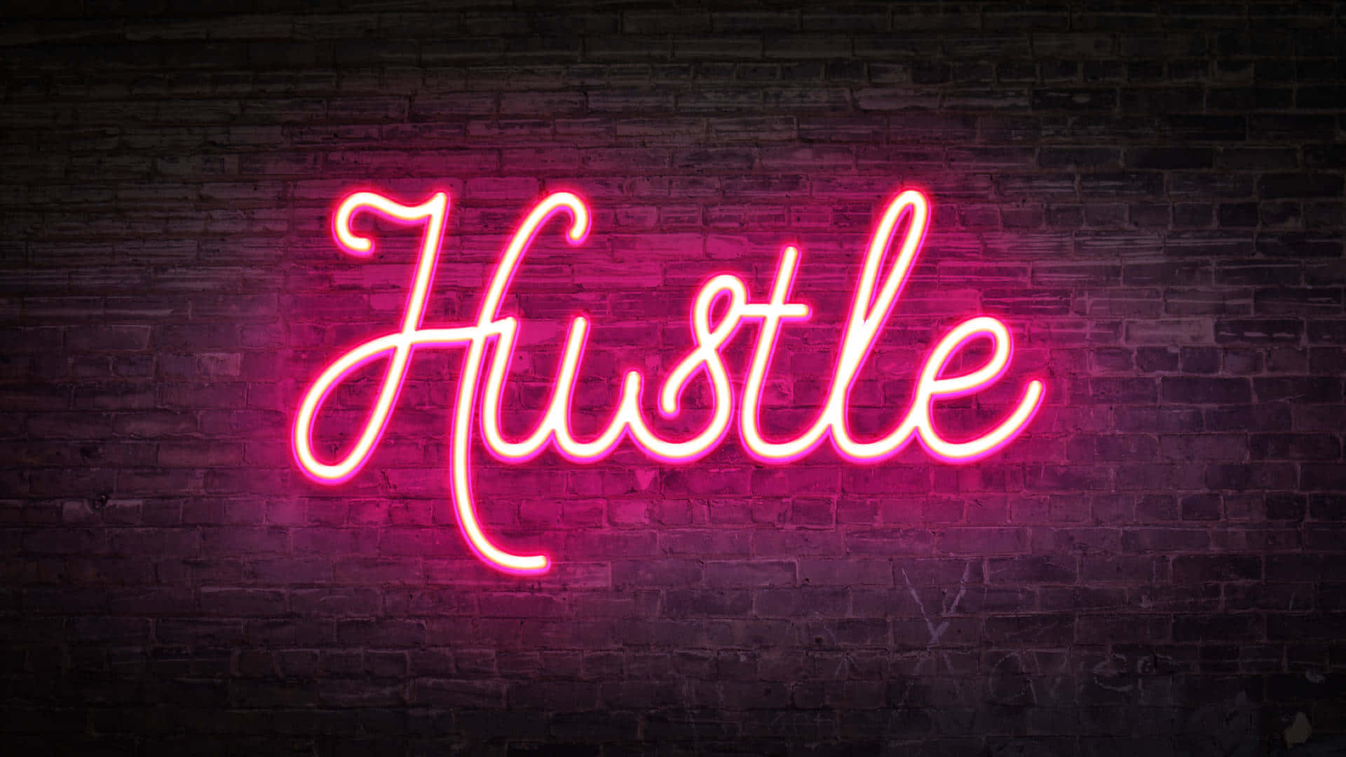 粉紅色霓虹燈牌，上面寫着 'Hustle'，掛在深色磚牆上。
