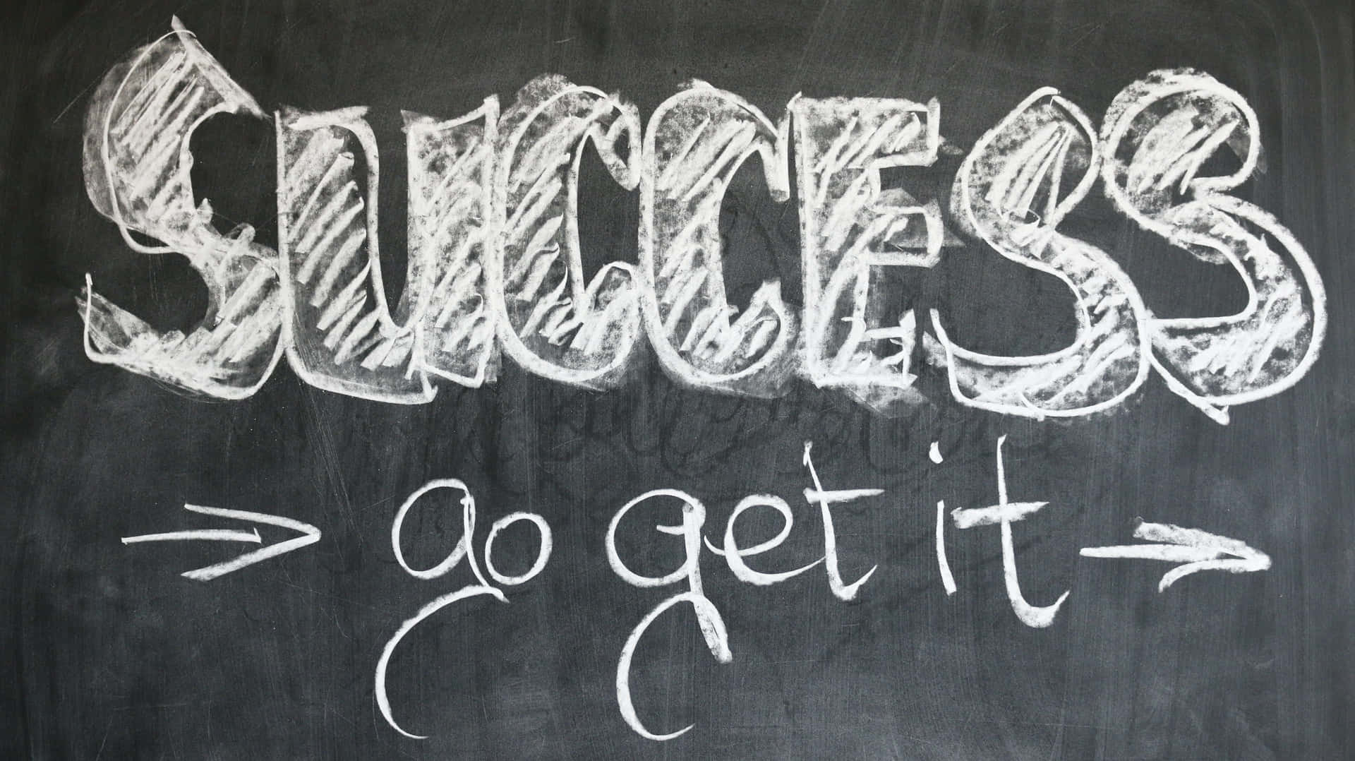 黑板上用粉筆寫的勵志訊息：success go get it