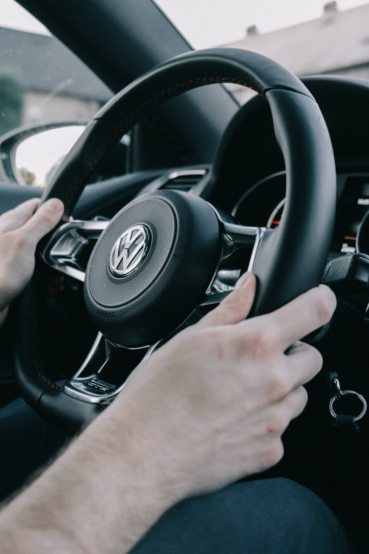 一個人在車內駕駛福士汽車，雙手放在方向盤上。