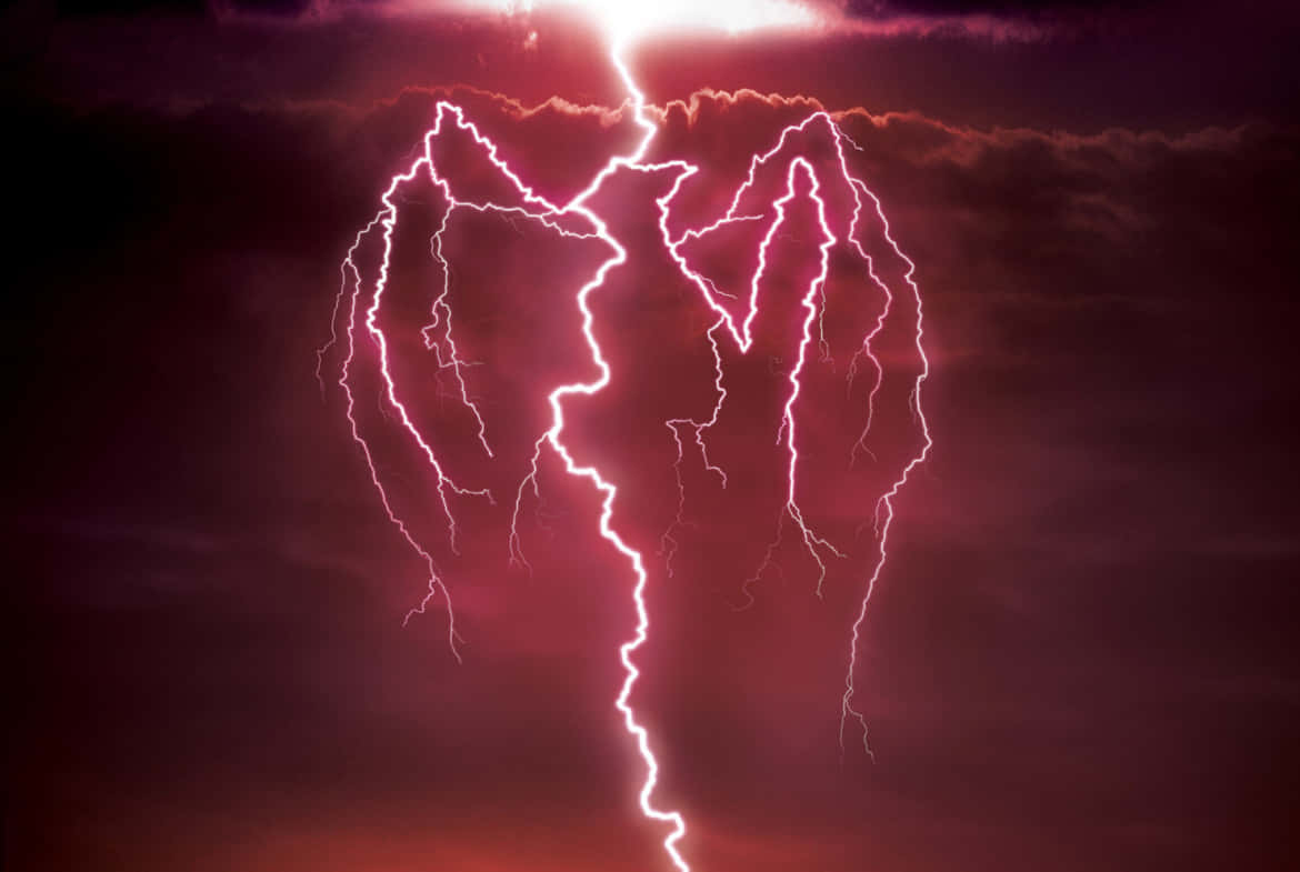 在暴風雨的天空中，由閃電形成的破碎心形。