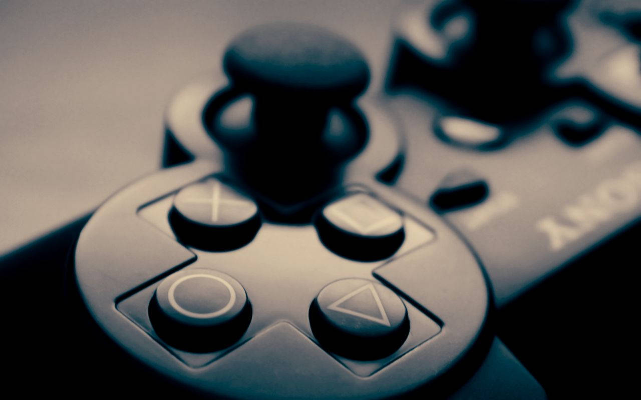 Sony PlayStation 手掣特寫，帶有藍色調和淺景深。