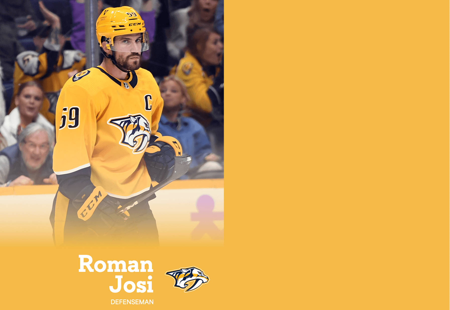 掠奪者隊明星球員羅曼·約西 壁紙 — 冰球運動員 Roman Josi 身穿黃色 Nashville Predators 球衣站在冰上，背景有模糊的球迷。