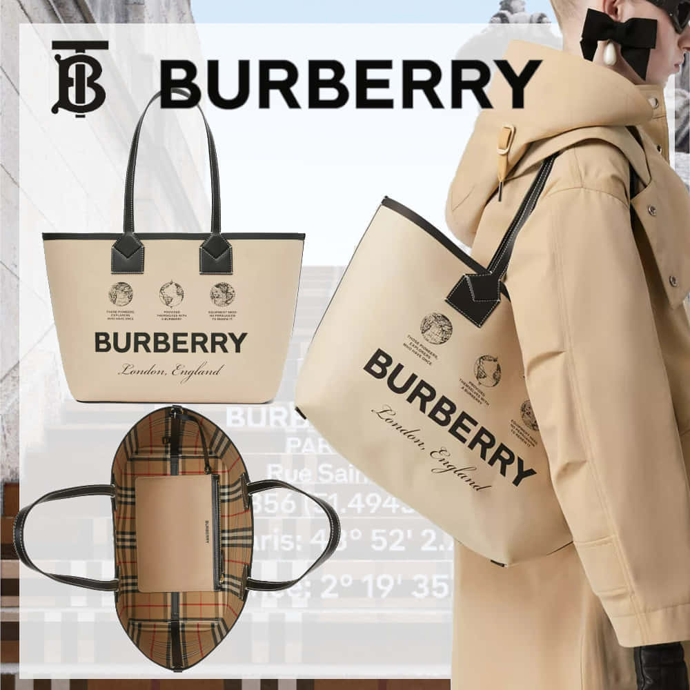 探索 Burberry 最新奢華服飾、配件與外套系列 壁紙 — 模特兒身穿米色Burberry風衣，展示一款帶有黑色飾邊和品牌標誌的米色手提袋，背景是模糊的城市景觀。