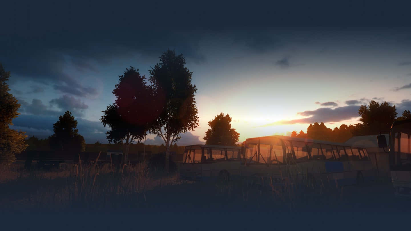 探索《Dayz》遊戲中的絕美風景 壁紙 — 廢棄巴士在日落時分停在長草中，戲劇性的雲層和溫暖的金色光線穿過樹木。