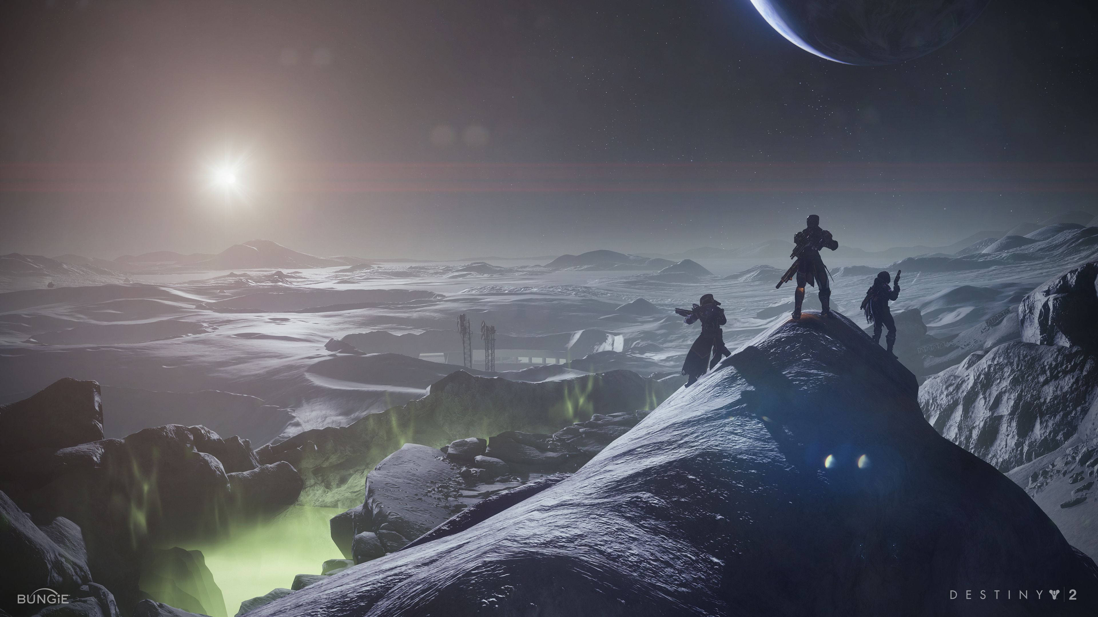 探索《Destiny 2: Shadowkeep》月球與更遠的邊疆 壁紙 — 三個身穿盔甲的人物站在白雪覆蓋的山頂上，俯瞰著廣闊的外星景觀，下方是發光的太陽和彎月。
