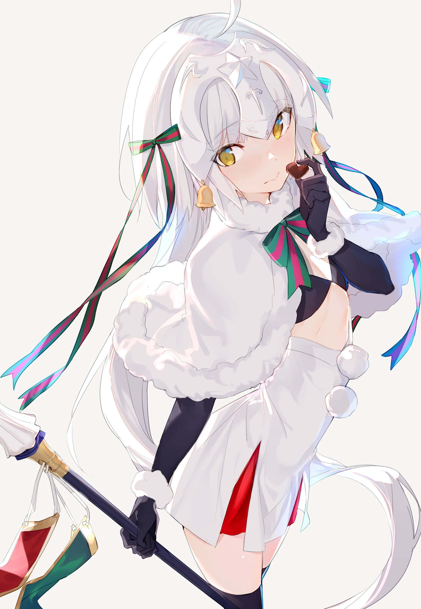 探索《Fate Grand Order》的壯麗奇幻世界 壁紙 — 長白髮金眼的動漫女孩，穿著節日服裝，手持法杖和心形物體。
