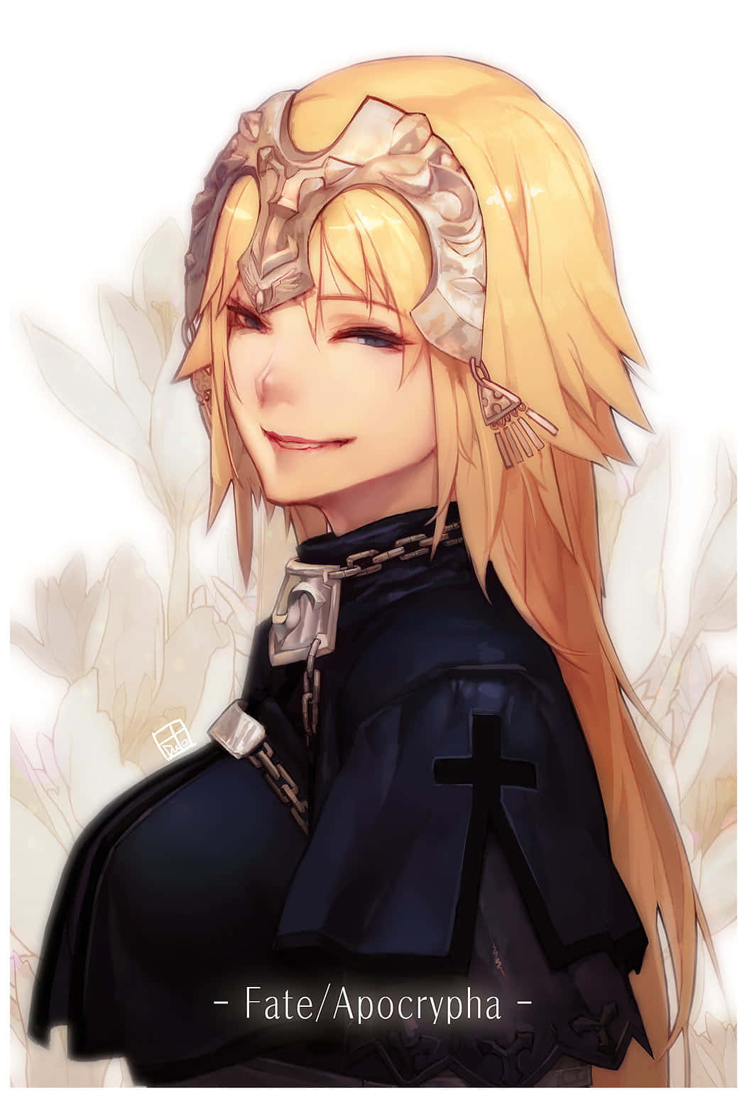 探索 Fate Grand Order 的世界 壁紙 — 一位微笑的金髮動漫女孩，戴著華麗的頭飾，穿著帶有十字徽章的深色斗篷，背景是柔和的花卉圖案。