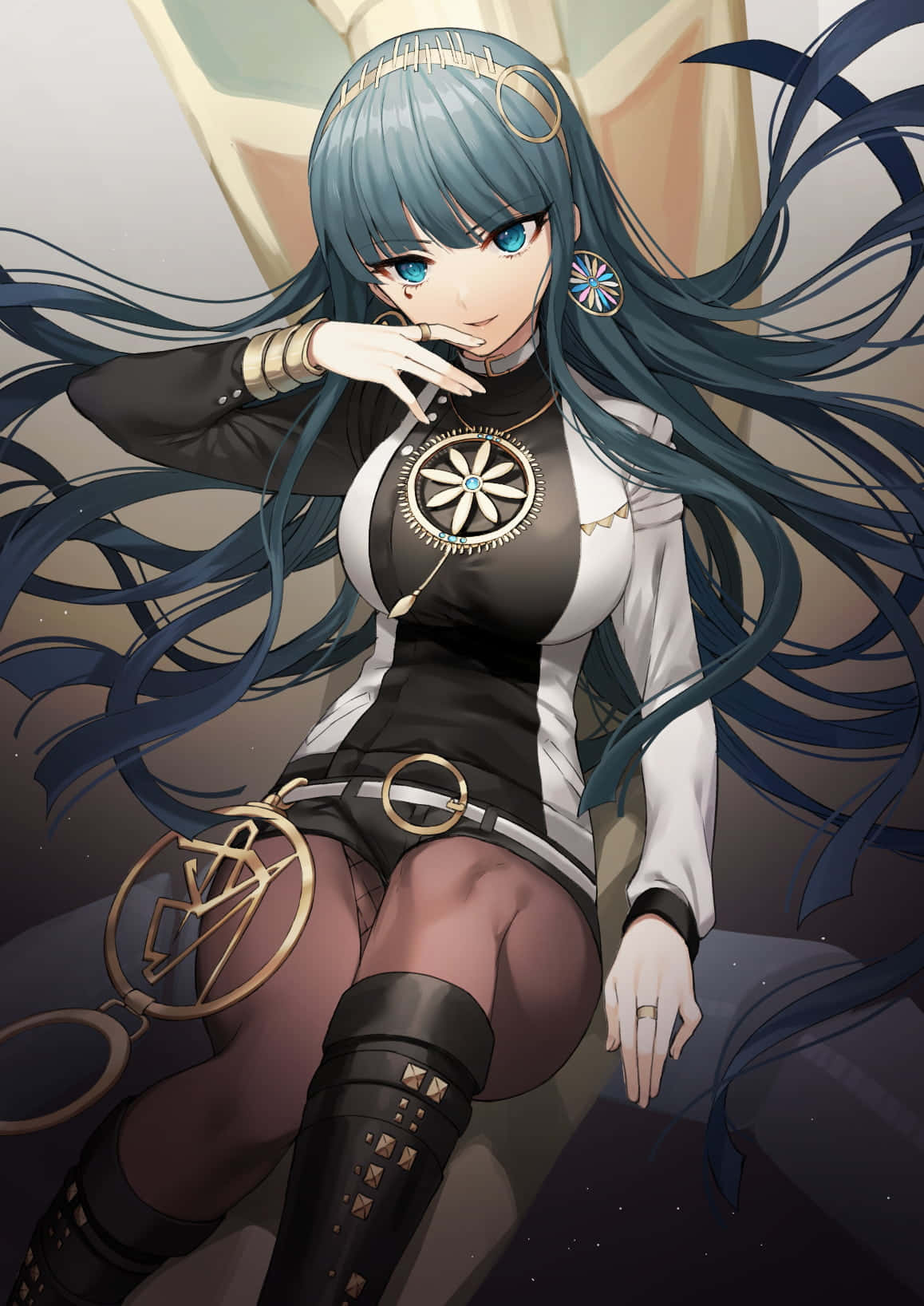 探索 Fate Grand Order 的世界 壁紙 — 一位藍髮藍眼的動漫女孩自信地坐著，長髮飄逸，飾有金色飾品和胸前的星星標誌。