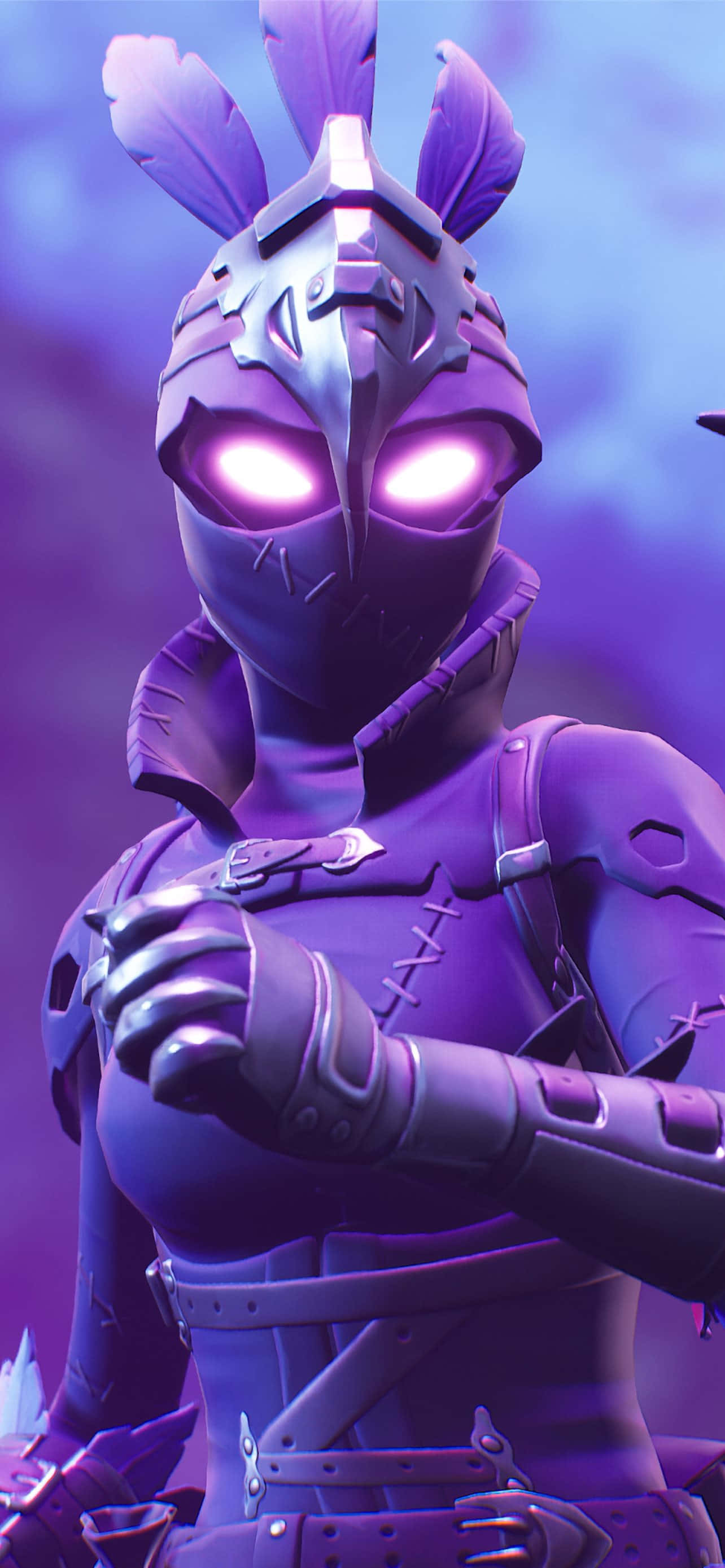 探索《Fortnite 星際》的寧靜之美 壁紙 — 一位身穿紫色盔甲的戰士，擁有發光的眼睛和羽毛頭盔，站在神秘的暮色環境中。