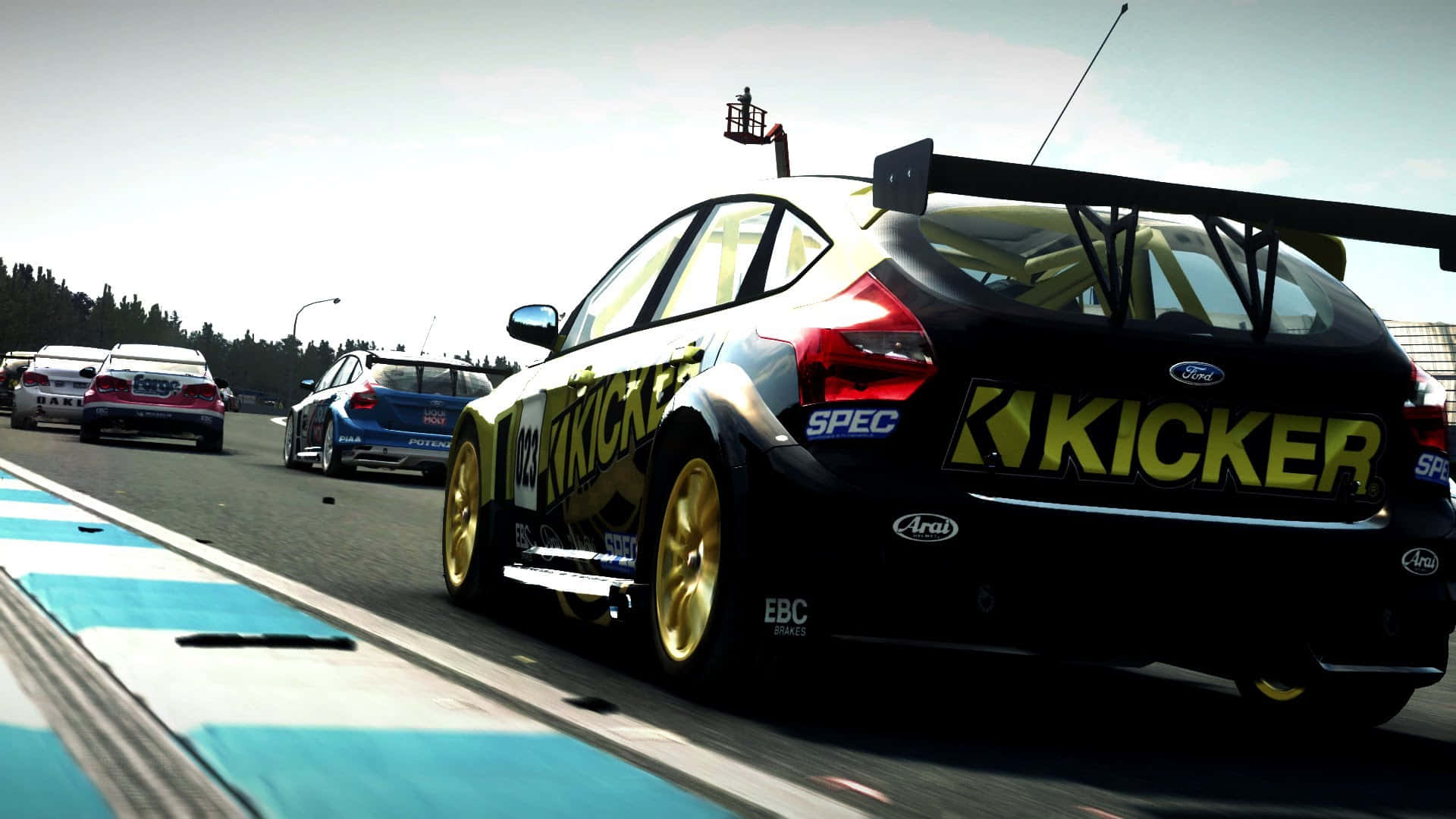 探索《GRID Autosport》震撼視覺效果 壁紙 — 一輛帶有黃色KICKER貼紙的黑色賽車在賽道上疾馳，背景有其他車輛。