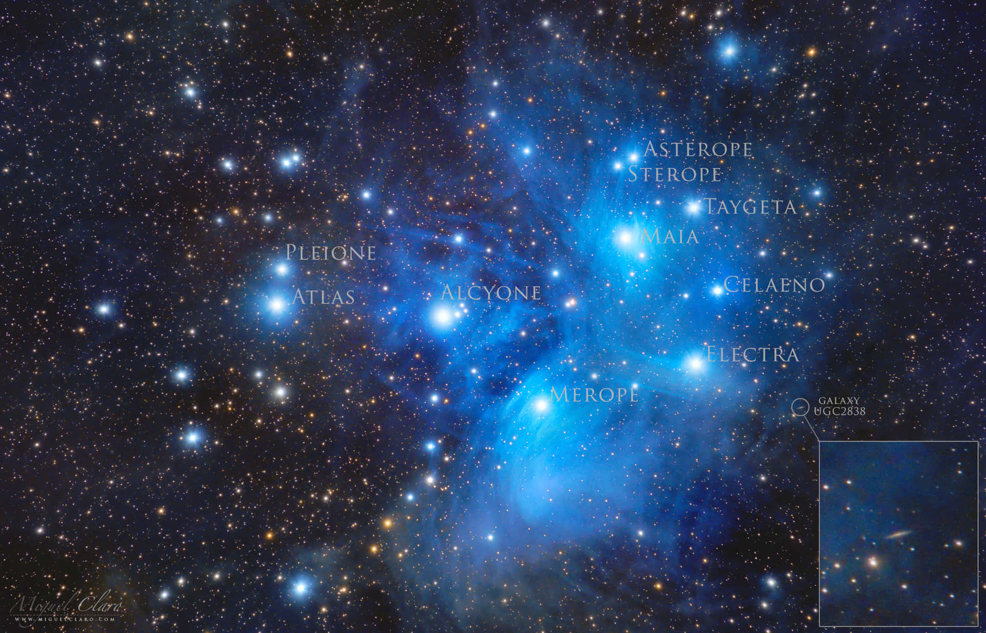 標有星體名稱的昴宿星團，帶有藍色星雲和深空中的遙遠星系。