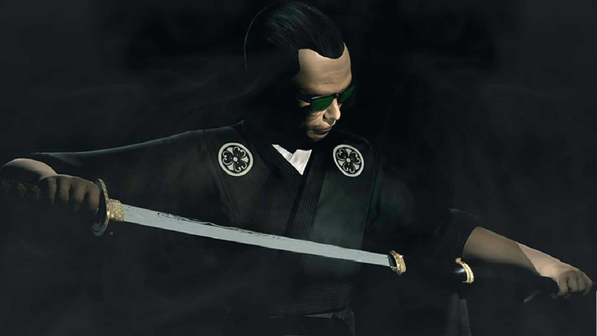 探索 Hitman 2 的暗殺世界 壁紙 — 一名身穿深色長袍、戴著綠色太陽眼鏡的武士，在煙霧瀰漫、陰暗的環境中握著一把武士刀。