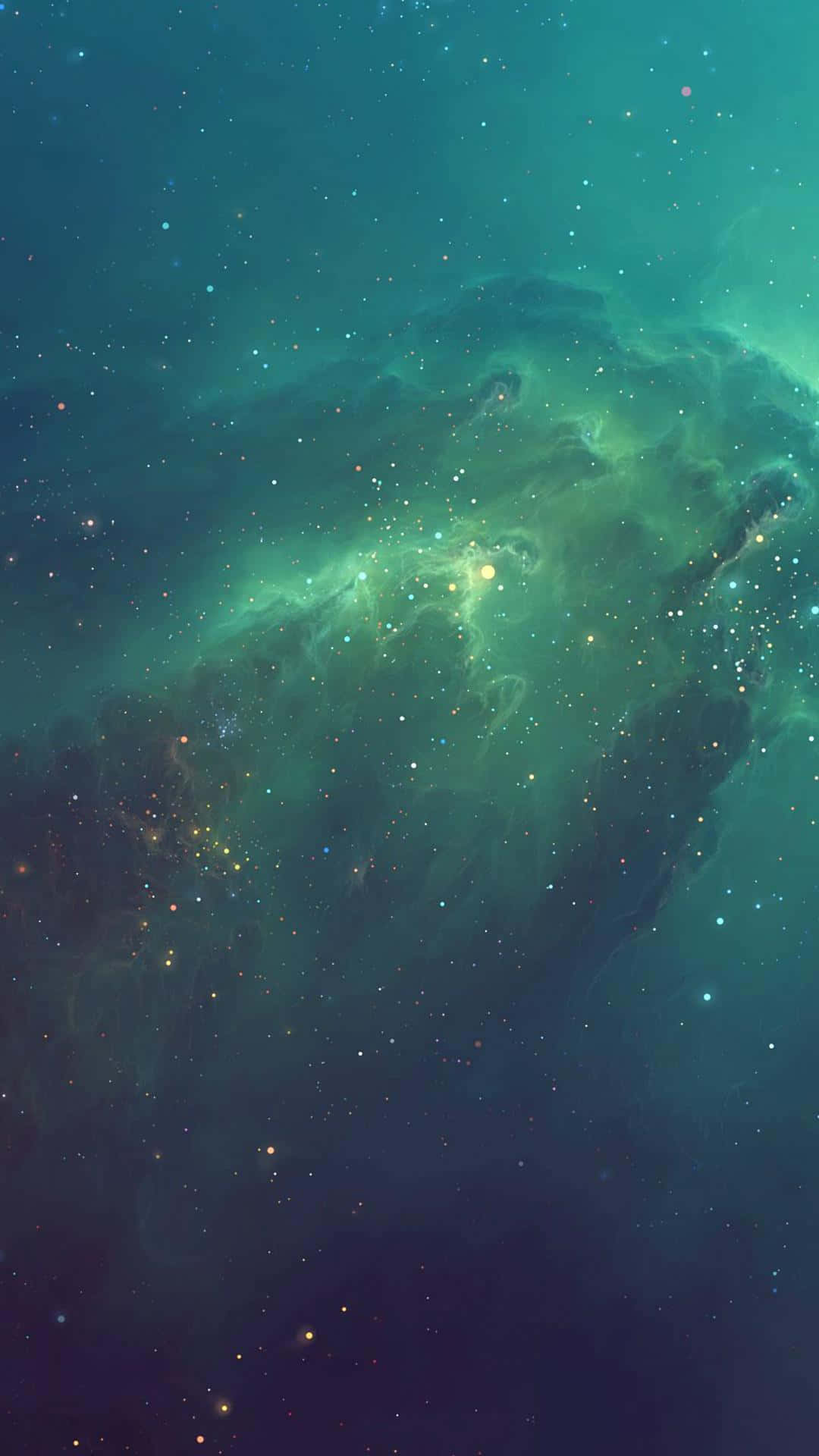 一個在深邃太空中充滿星星的發光青綠色和綠色星雲。