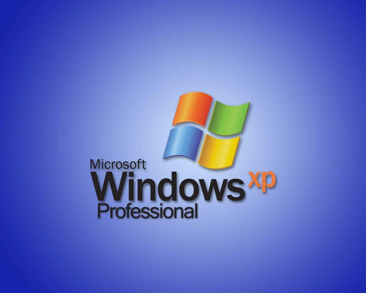 探索 Windows XP 的無限可能 壁紙 — 標誌性的 Windows XP Professional 標誌，中央是色彩繽紛的四窗格視窗標誌，背景為漸變藍色。