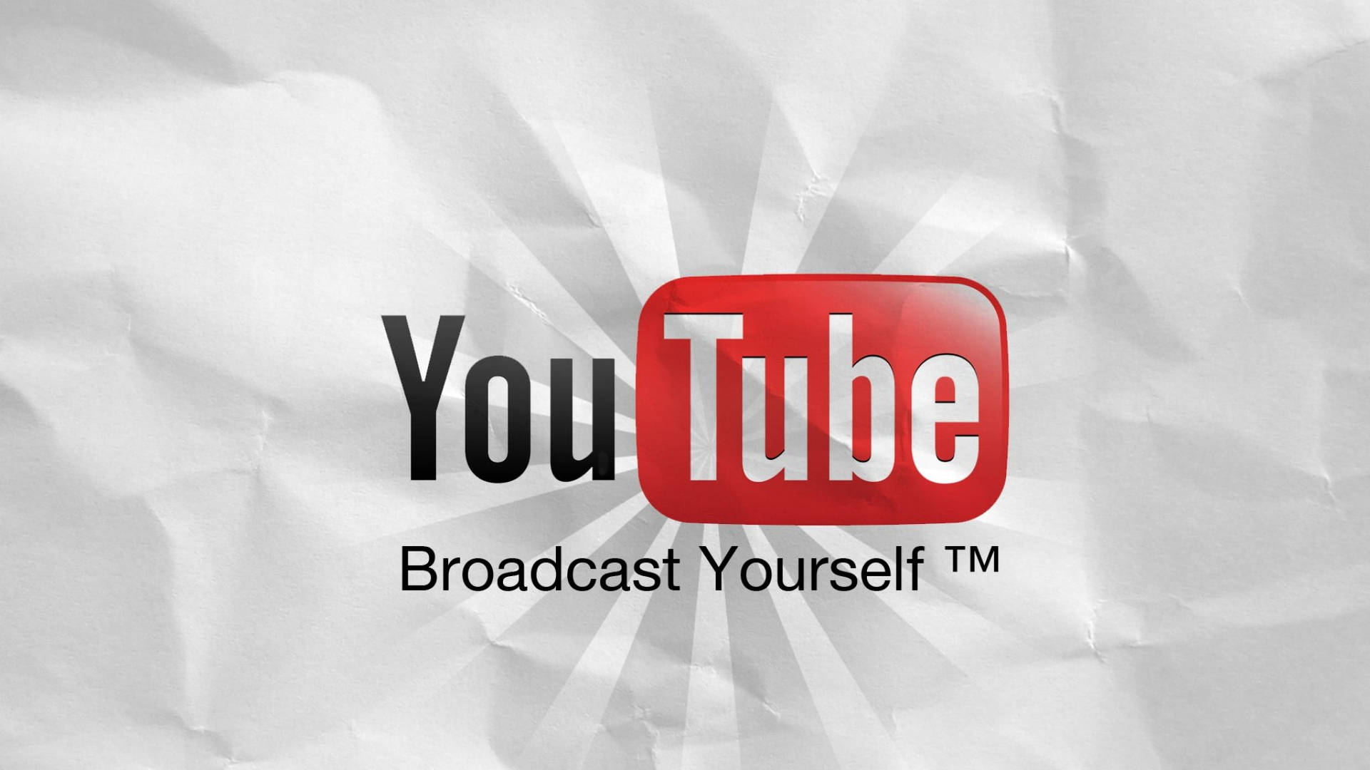 皺巴巴紙上的 YouTube 標誌，附有 broadcast yourself 標語。