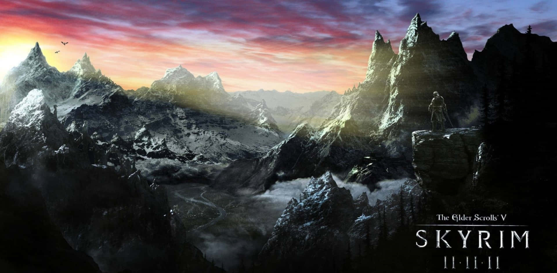 探索《天際》的壯闊世界 壁紙 — 一名孤獨的戰士站在白雪覆蓋的山頂上，俯瞰著廣闊的阿爾卑斯山谷，夕陽映照著戲劇性的粉紅色和橙色雲彩。