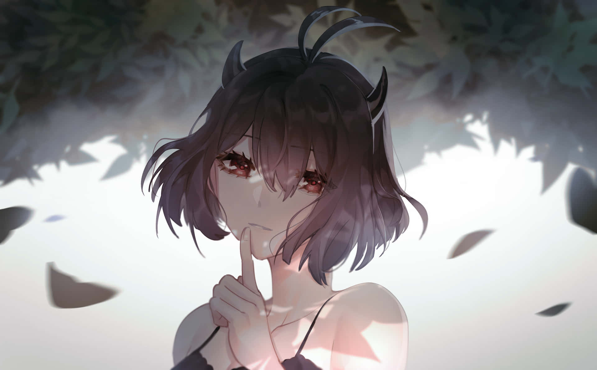 有角、紅眼的動漫女孩在落葉中將手指放在唇邊。