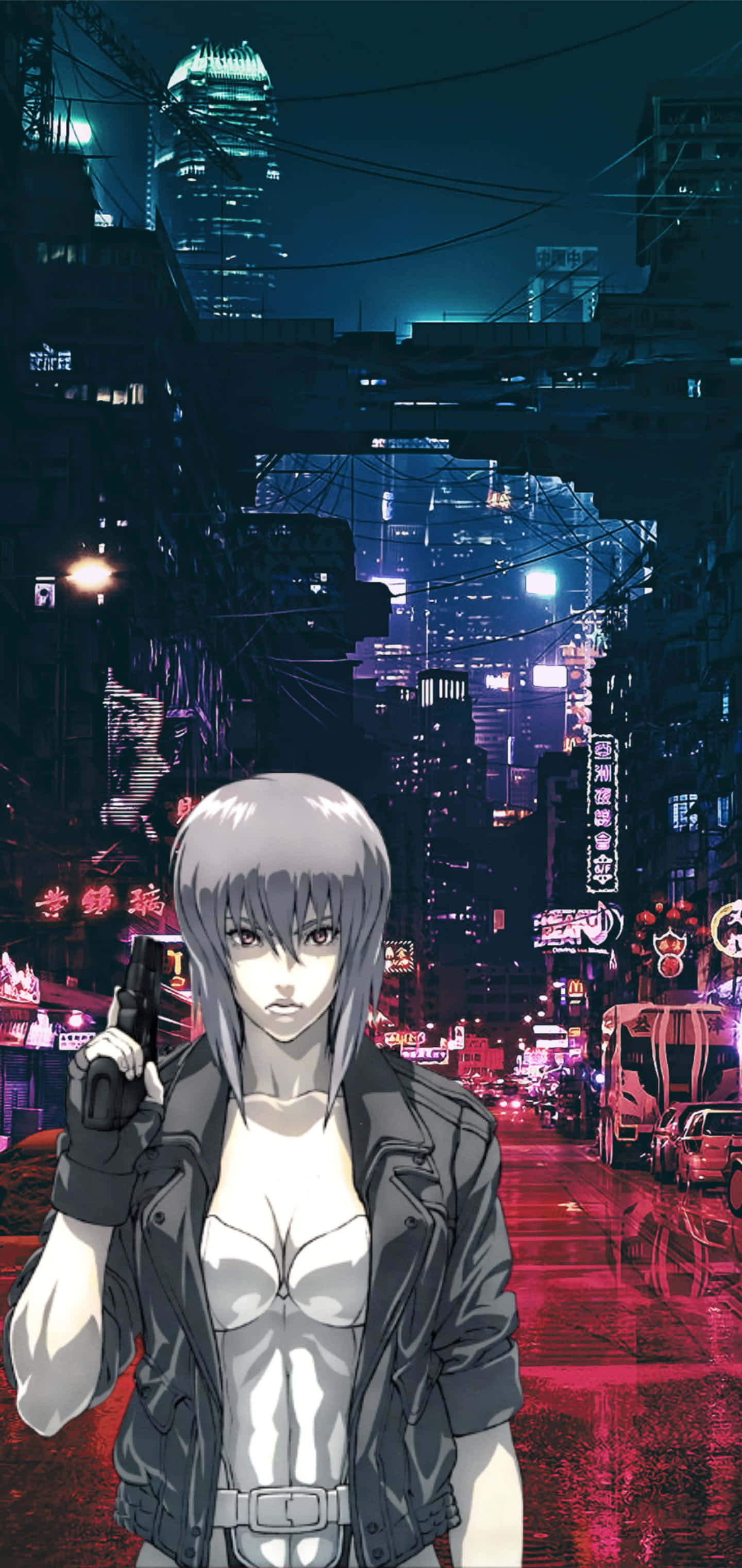 探索《攻殼機動隊》的科幻世界 壁紙 — 一位銀髮動漫女性穿著黑色外套，站在霓虹燈閃爍、雨水浸濕的賽博龐克城市街道上，在夜晚。