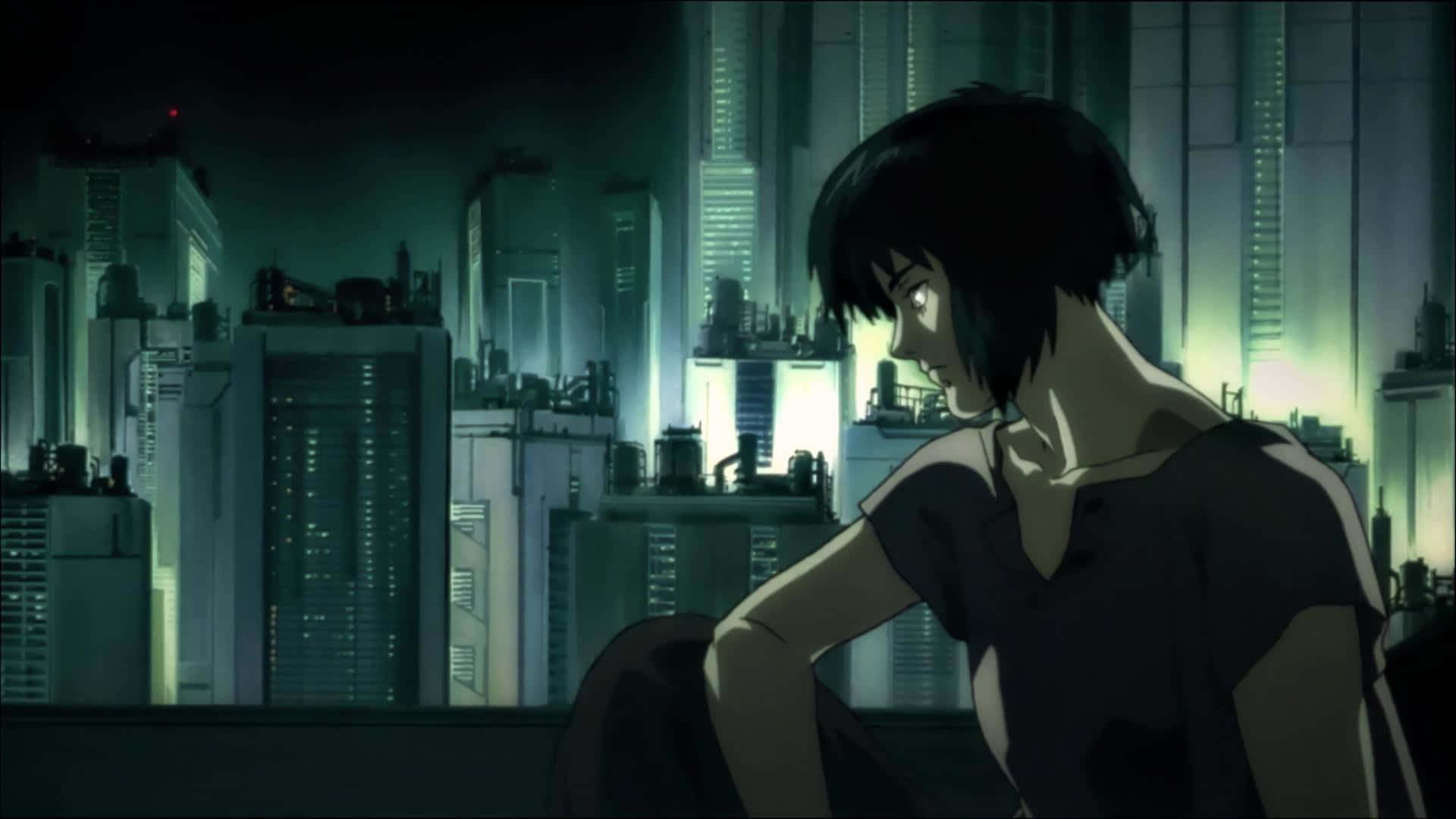 探索《攻殼機動隊》的迷人世界：Logicoma 壁紙 — 一個孤獨的動畫女孩夜晚坐在屋頂上，凝視著閃爍著霓虹燈光的未來城市天際線，高聳的摩天大樓林立。