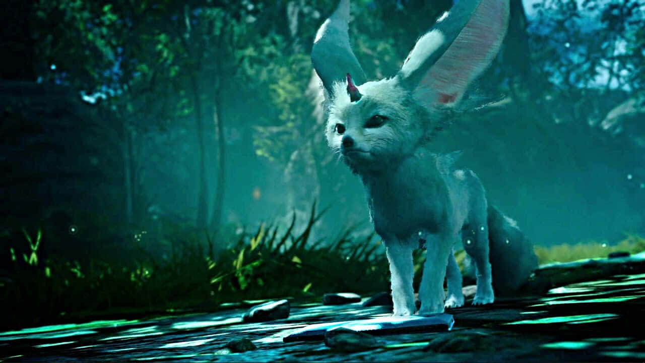 探索《最終幻想XV》的魔法世界 壁紙 — 一隻白色狐狸，有大耳朵和角，在籠罩著冷藍綠色光芒的迷霧森林中警覺地站立。