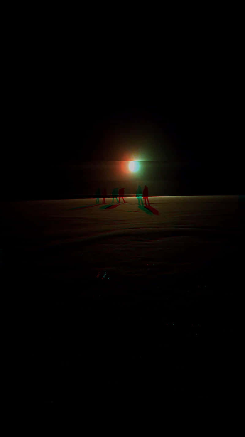 在黑暗的外星行星上，人們在發光的太陽下行走的剪影。