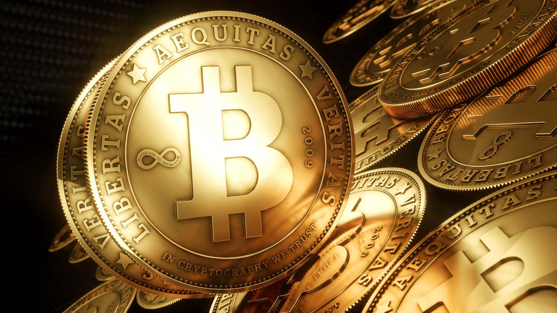 一堆金色比特幣硬幣，帶有拉丁銘文，在聚光燈下發光。