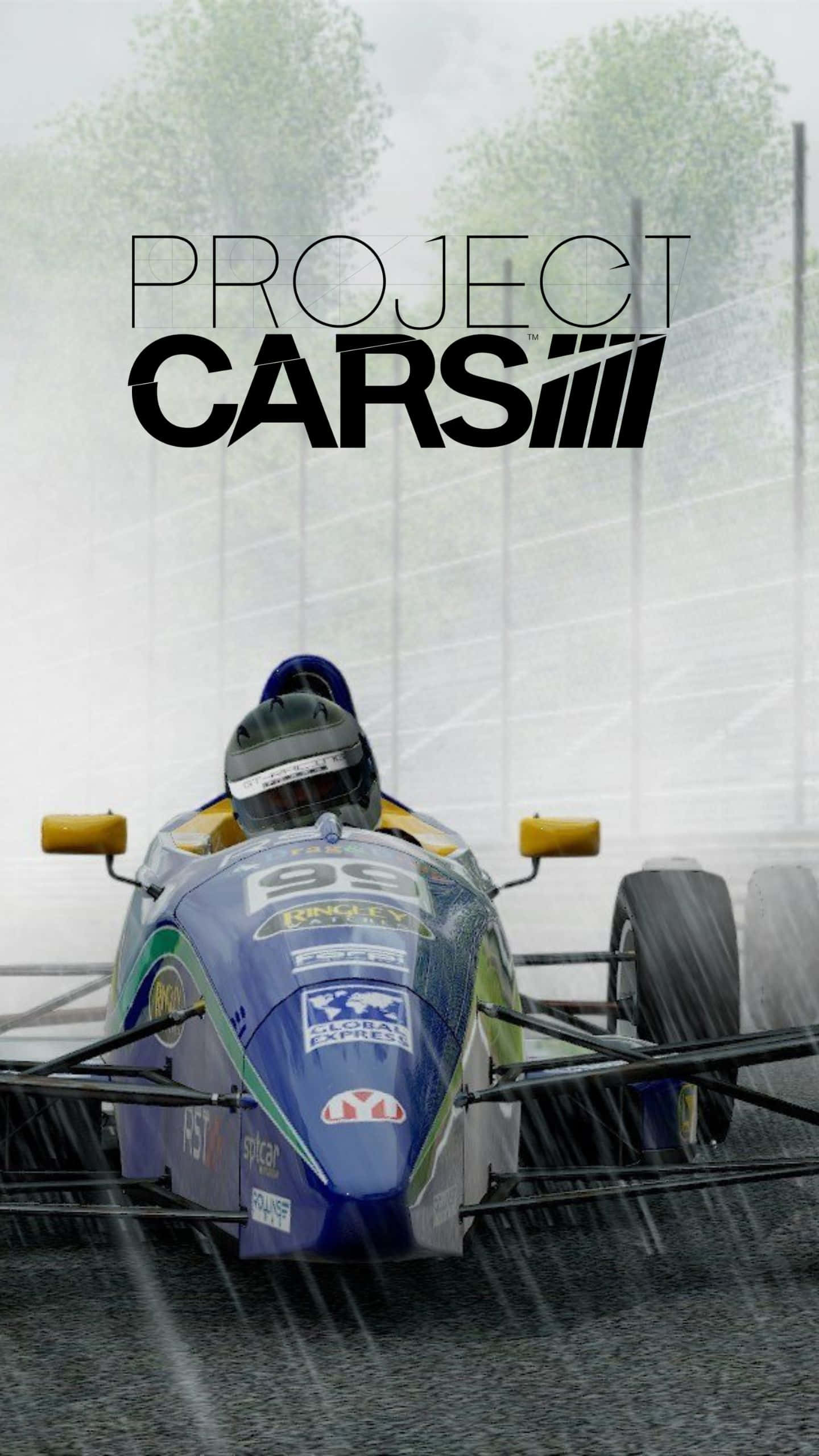 探索Android版Project Cars的精彩世界 壁紙 — 一輛藍黃色賽車在潮濕的賽道上於大雨中疾馳，背景有樹木和圍欄，霧氣瀰漫。