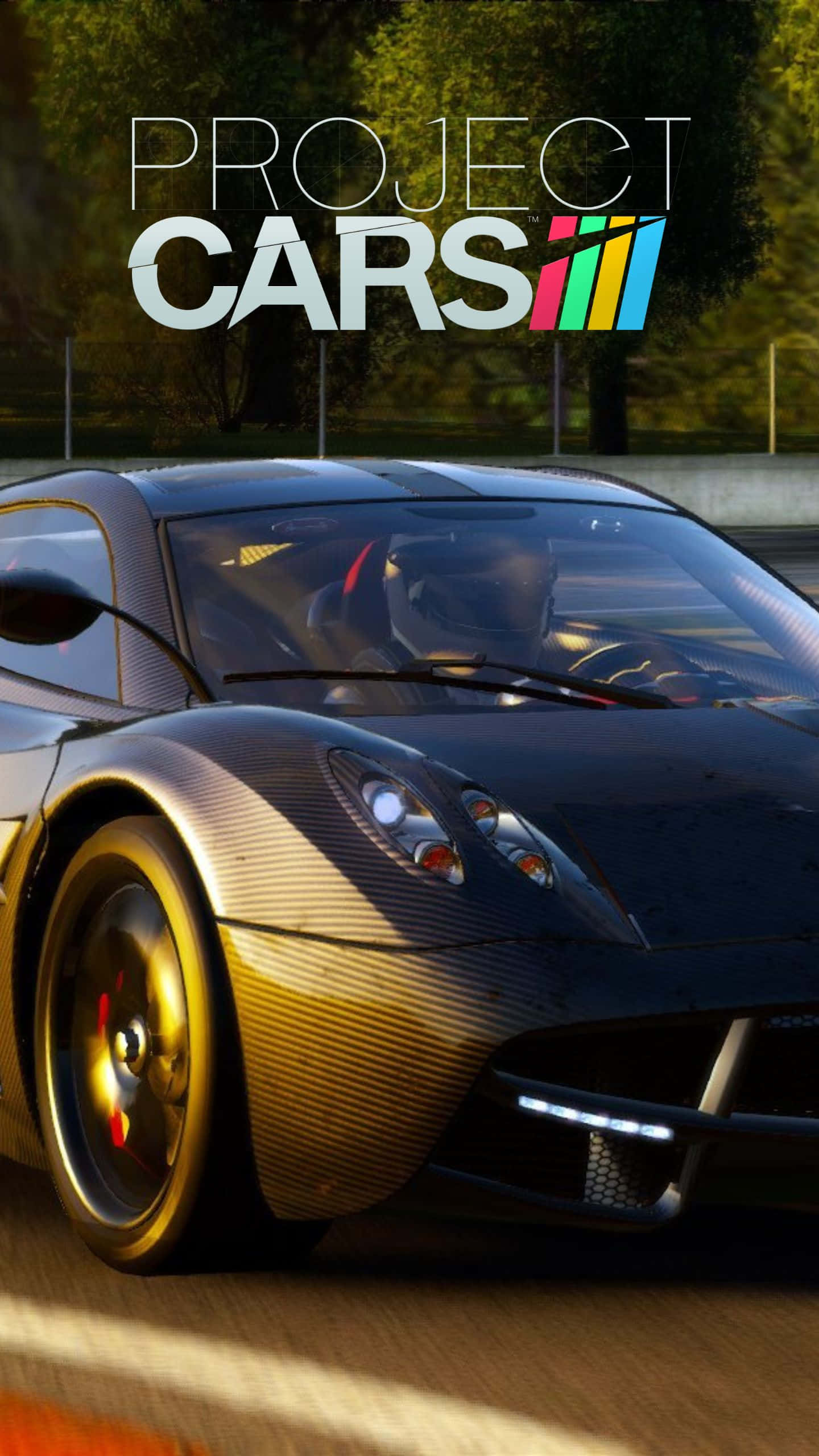 探索Android版Project Cars的刺激樂趣 壁紙 — 一輛時尚的黑色碳纖維賽車在陽光明媚的賽道上疾馳，背景有樹木和 Project Cars III 標誌。