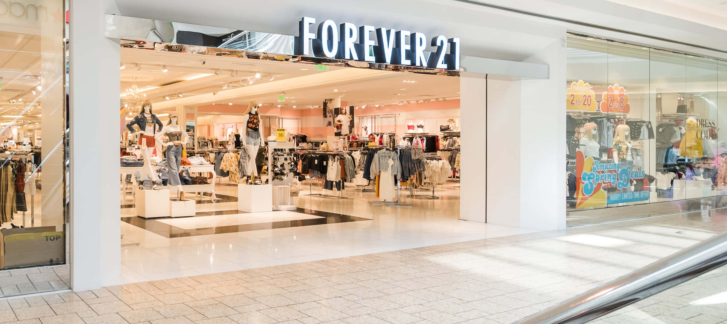 探索Forever 21最新潮流 壁紙 — 商場內光線明亮的Forever 21店舖入口，內部可見人體模型和衣物架。