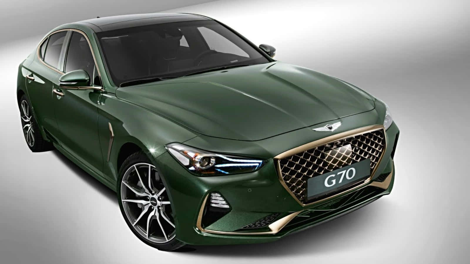 綠色Genesis G70轎車，金色飾邊，時尚設計，在工作室燈光下。