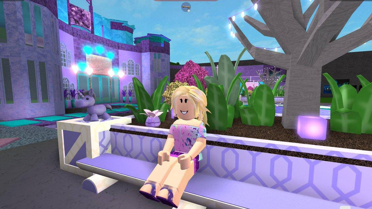 Roblox虛擬角色在夜晚坐在閃爍的數碼花園長椅上。
