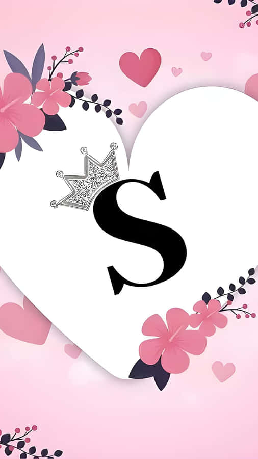 探索S形池塘的美景 壁紙 — 一個風格化的字母S，頂部裝飾著閃粉，位於一個白色心形內，周圍環繞著粉紅色的花朵和心形，背景是柔和的粉紅色。