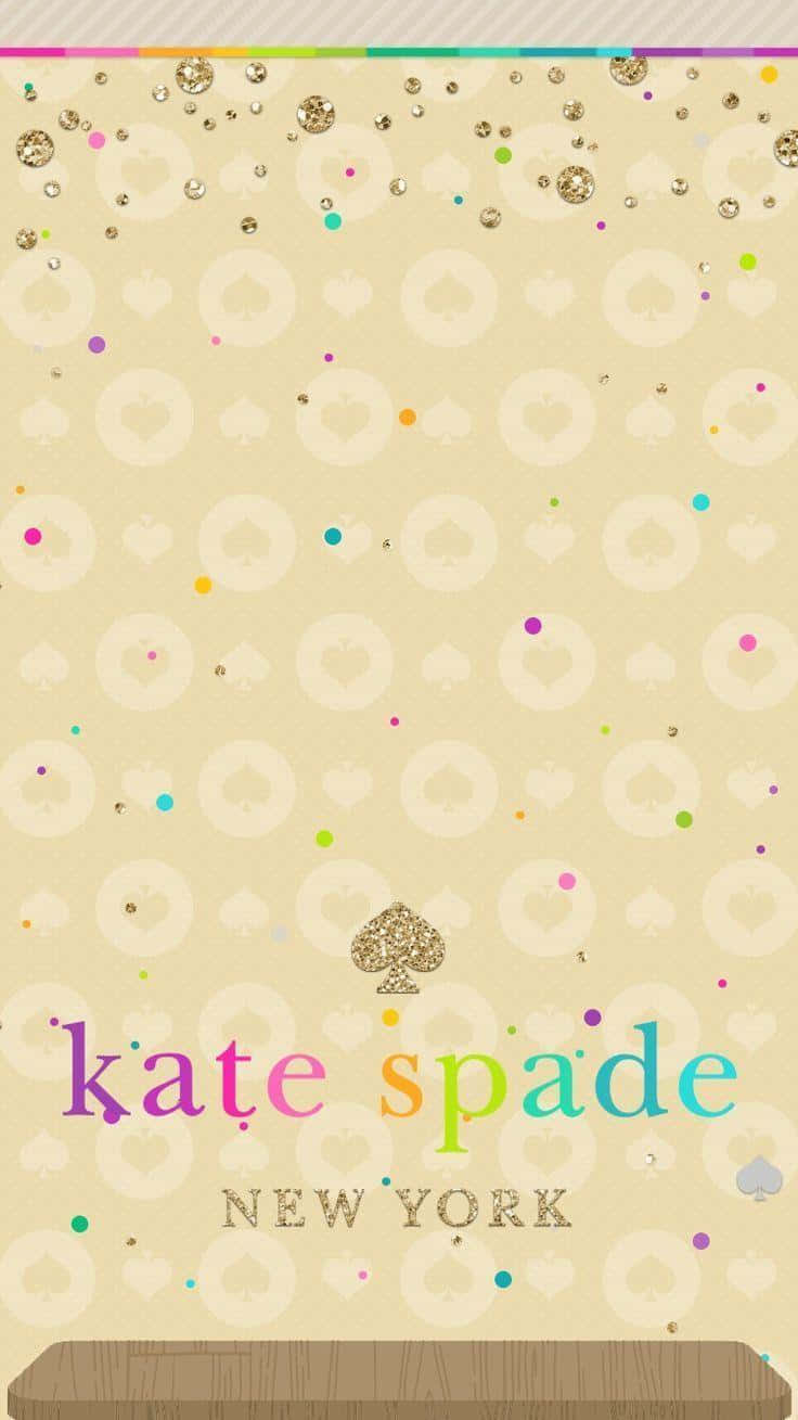 探索並受 Kate Spade 启发 壁紙 — 米色牆紙，帶有重複的黑桃圖案和色彩繽紛的散落圓點，並印有 Kate Spade New York 標誌。