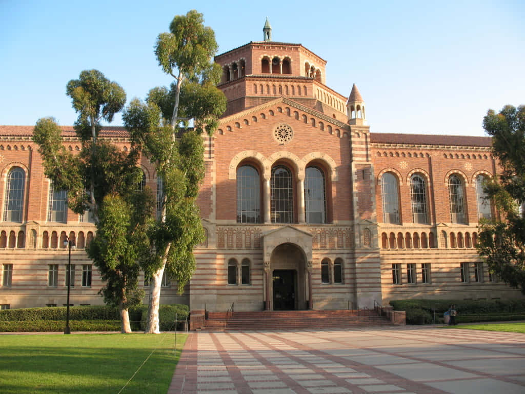宏偉的大學建築，拱形窗戶和圓頂，被樹木和廣場環繞。