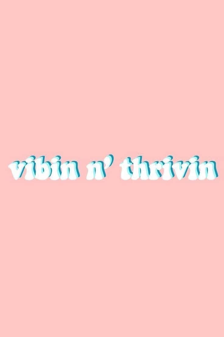 粉紅色背景，帶有氣泡感的藍色和白色文字，寫著 vibin n' thrivin
