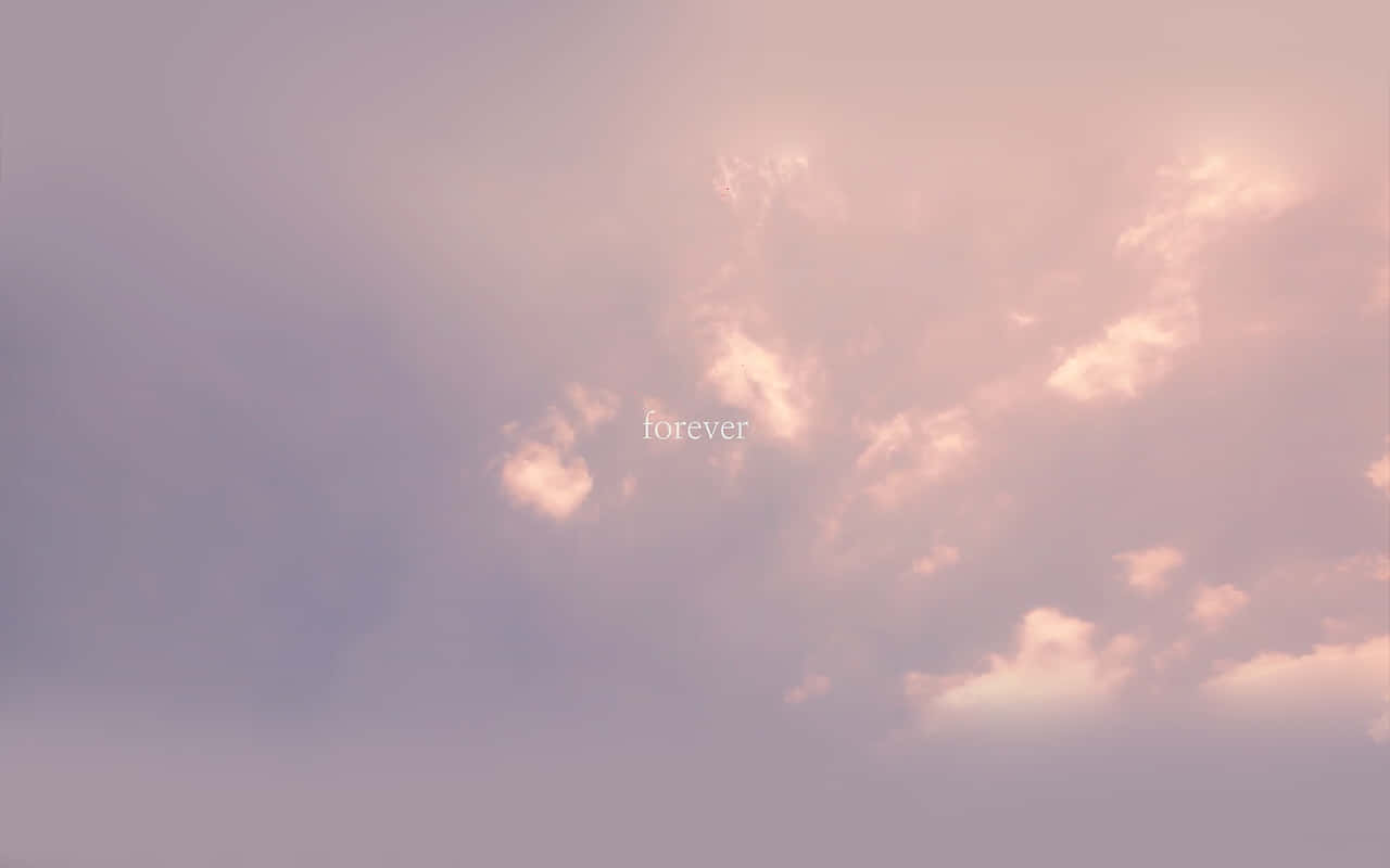 粉紅色和薰衣草色雲朵，forever 這個詞漂浮在天空中。