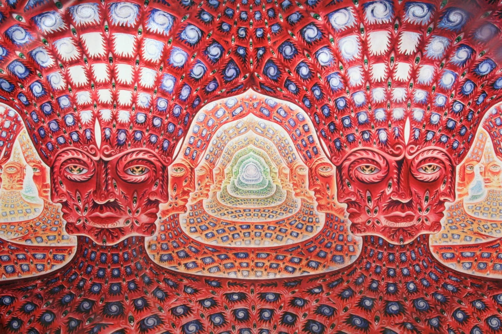 紅藍圖案壁紙，帶有對稱面孔和螺旋曼陀羅設計。