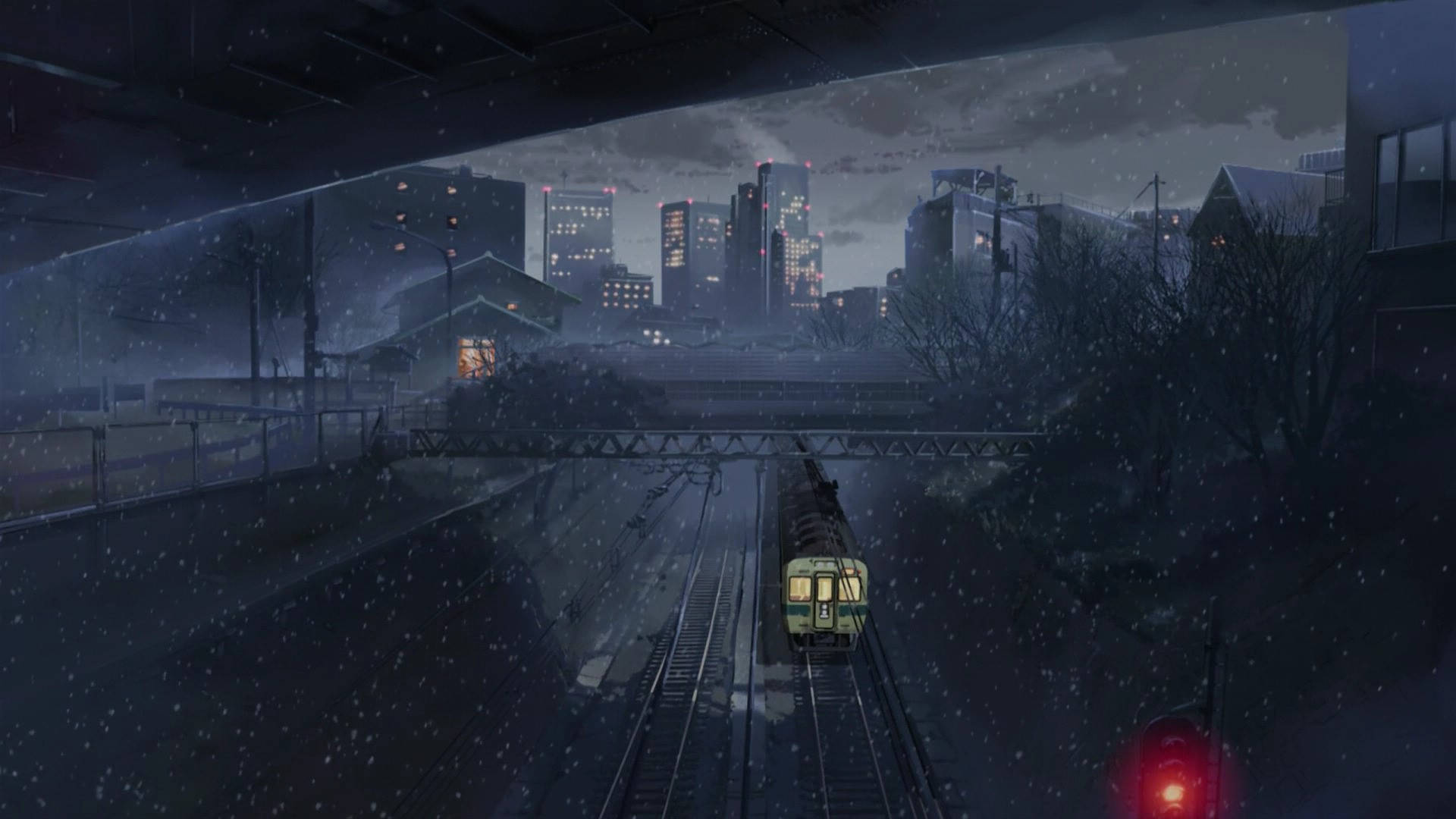火車在雪夜城市中行駛，伴隨著閃爍的燈光和飄落的雪花。
