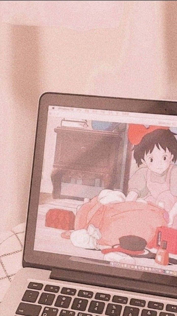 手提電腦屏幕顯示一個深色頭髮的動畫女孩在舒適的房間裡旁邊有一個紅色袋。