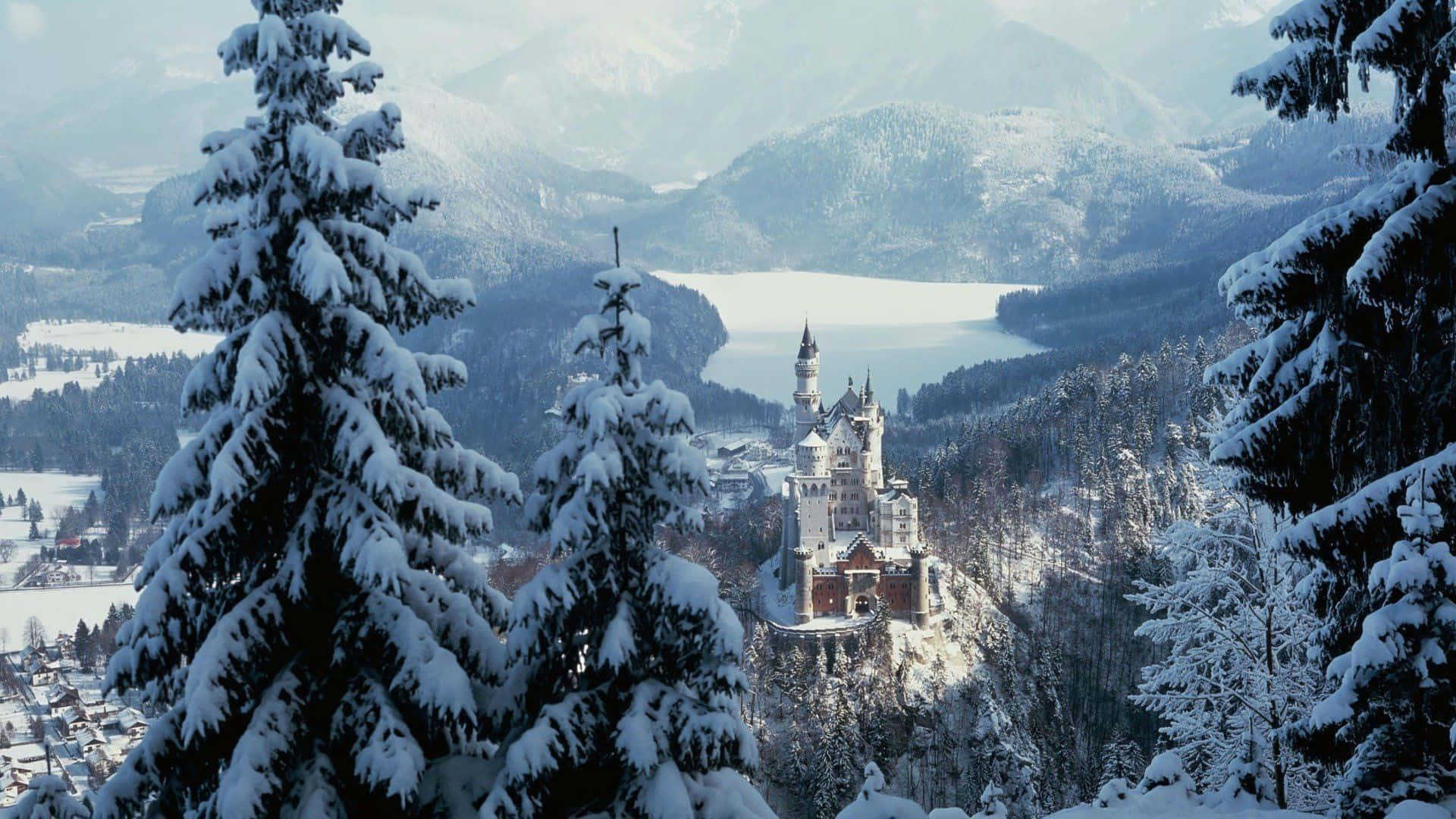 冬季山丘上的雪城堡，松樹和冰凍湖泊。