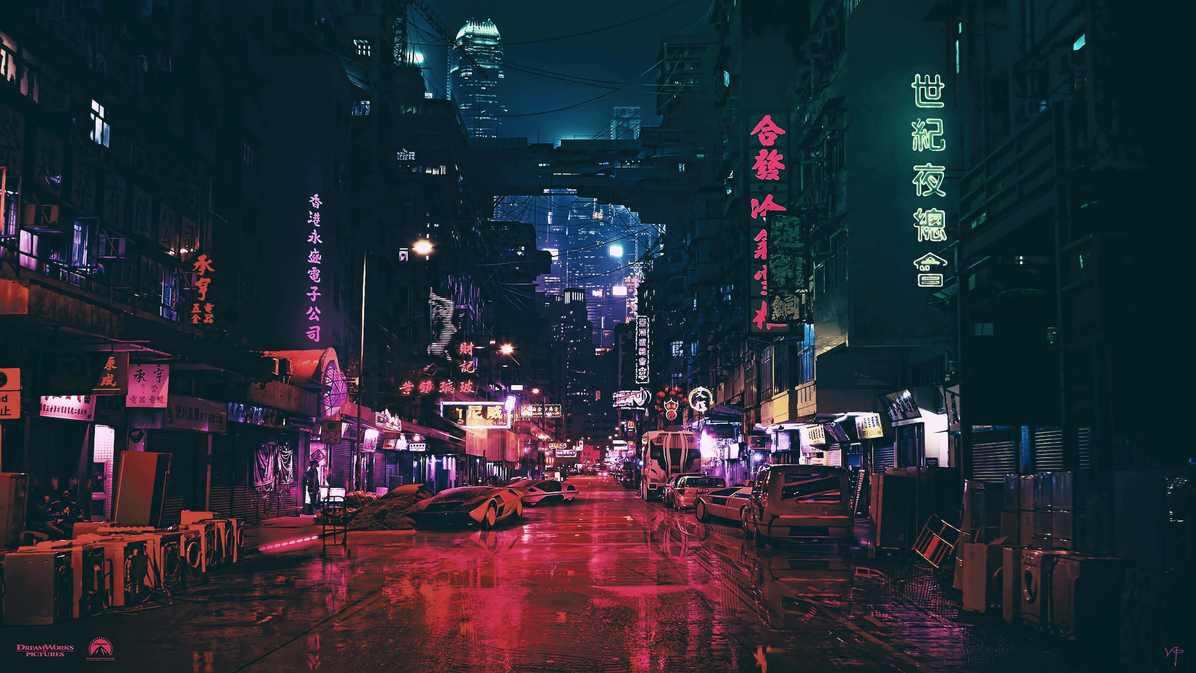 探索另類的復古藝術視角 壁紙 — 一條被雨水浸濕、霓虹燈照亮嘅小巷，喺密集嘅城市夜晚，反射出高聳建築物同發光招牌嘅鮮豔粉紅同藍色燈光。